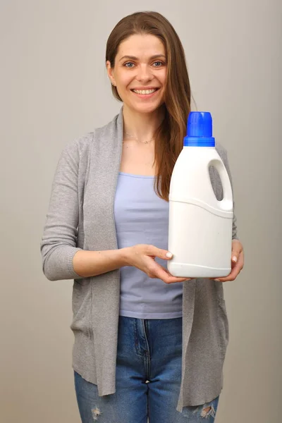 Glückliche Frau Hält Große Weiße Flasche Mit Waschmittel Der Hand lizenzfreie Stockfotos