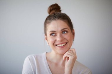 Odaklanmış düşünen kadın yüz portresini kapatıyor. Kız yan tarafa bakıyor. Sığ bir alan derinliği olan kadın kafasından vurulmuş..