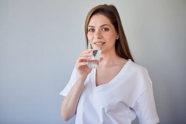 Beyaz gömlekli genç kadın camdan su içiyor. Kafasından vurulmuş..