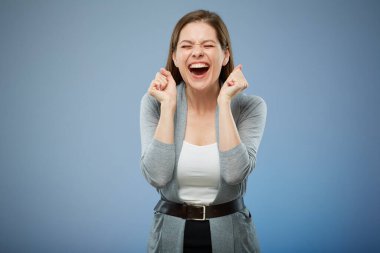 Gözleri kapalı, şaşırtıcı genç bir kadın. Ayrı bir kadın portresi..