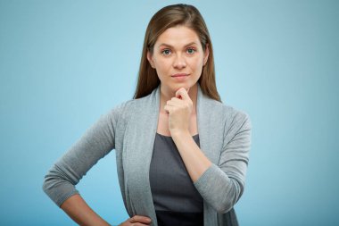 Ciddi düşünen genç bir kadın açık mavi sırtlı, izole bir kadın portresi..