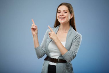 Gülümseyen kadın işaret ediyor, izole edilmiş bir portre..