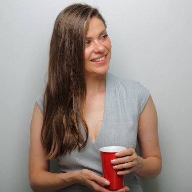 Kırmızı kahve bardağıyla gülümseyen kadın izole edilmiş kadın portresini kaçırıyor..