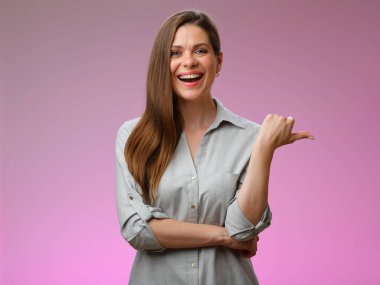 Mutlu kadın başparmağını uzak tutuyor, izole edilmiş kadın portresi..