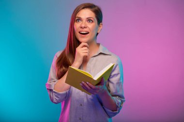 Şaşırmış öğretmen ya da kitap okuyan öğrenci kadın, neon ışıklı portre renk efekti. Kadın modeli neon arkaplanda izole edildi