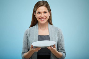 Boş tabağı olan gülümseyen bir kadın..