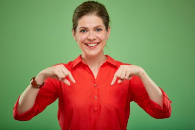Kırmızı gömlekli, gülümseyen kadın fotokopi alanını işaret ediyor. Gülümseyen kadın portresi.