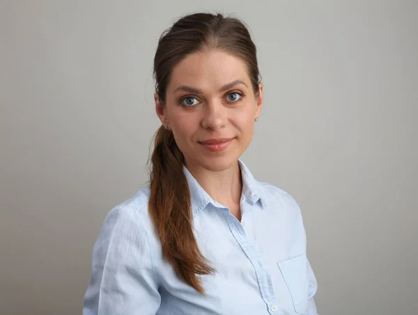 Mujer Joven Camisa Azul Chica Con Pelo Largo Retrato Aislado — Foto de Stock