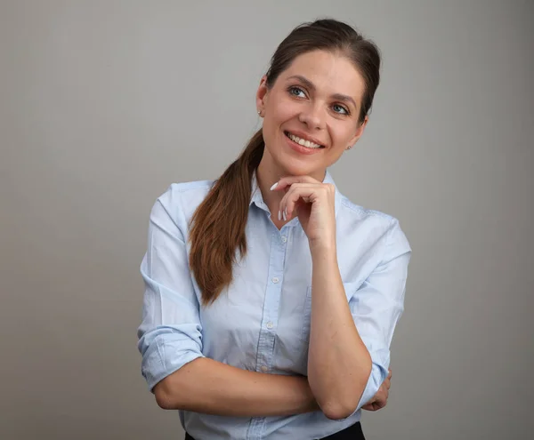Geïsoleerd Portret Van Een Glimlachende Jonge Vrouw Een Blauw Hemd — Stockfoto