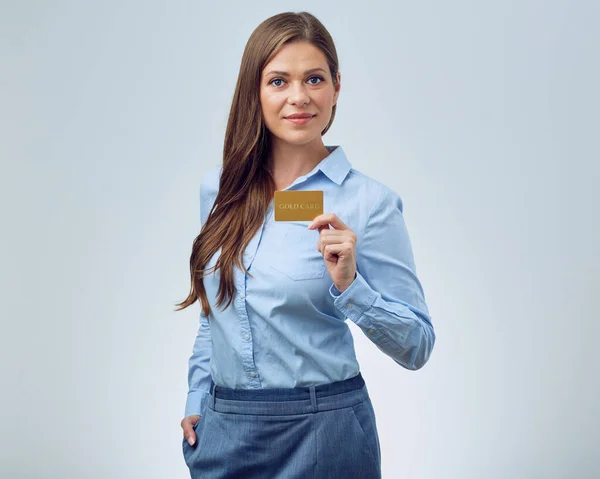 Femme Souriante Employée Banque Tenant Une Carte Crédit Femme Affaires — Photo