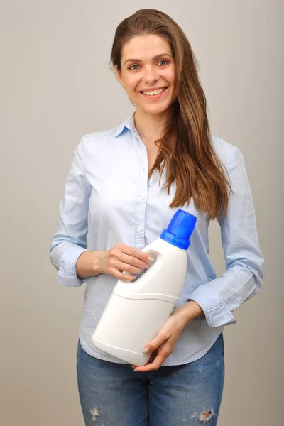 Mulher Sorridente Roupas Casuais Segurando Detergente Lavanderia Garrafa Branca Isolado — Fotografia de Stock