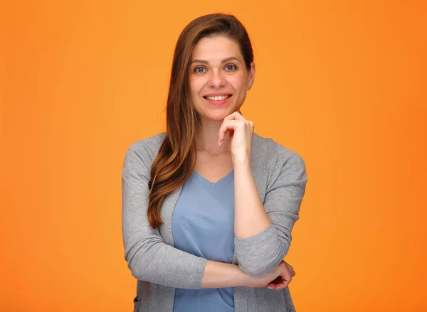 Glimlachende Vrouw Blauw Hemd Geïsoleerd Portret Oranje Rug Jongedame Met — Stockfoto