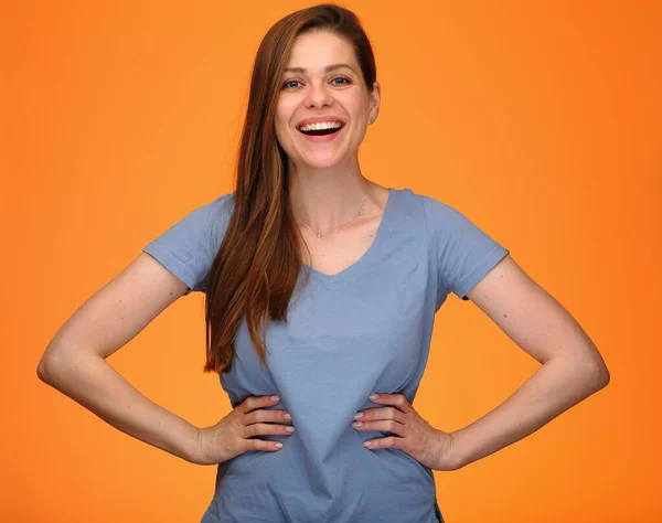 Mavi Tişörtlü Gülümseyen Kadın Elini Kalçasında Tutuyor Turuncu Arka Planda — Stok fotoğraf