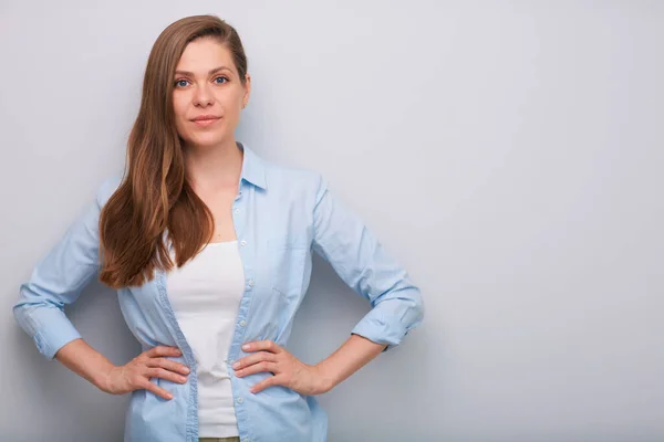 Glimlachende Vrouw Geïsoleerd Portret Met Handen Heup — Stockfoto