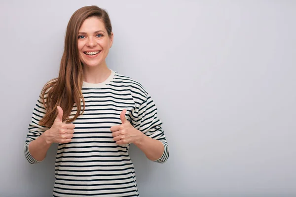Feliz Mujer Sonriente Con Camisa Rayas Mostrando Pulgar Hacia Arriba — Foto de Stock