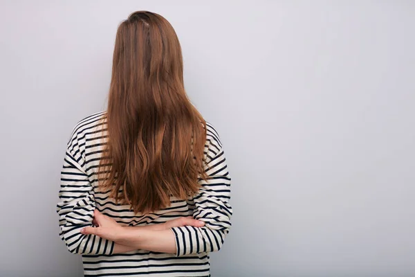 Kobieta Powrotem Długimi Włosami Pasiastej Koszuli Ramionami Skrzyżowane Odizolowany Portret — Zdjęcie stockowe