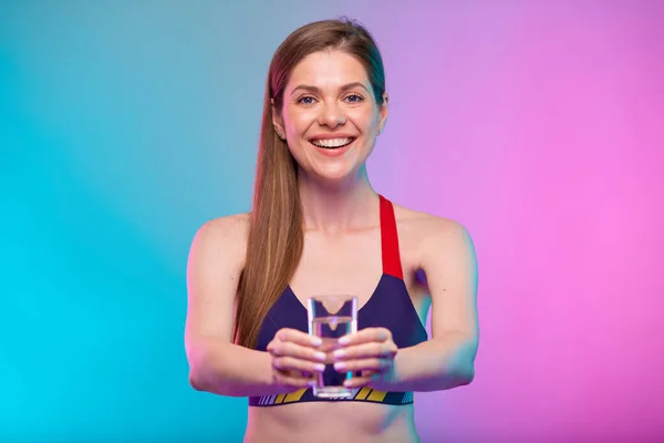 Spor Kıyafetli Gülümseyen Kadın Iki Eli Önünde Bardağı Tutuyor Neon — Stok fotoğraf