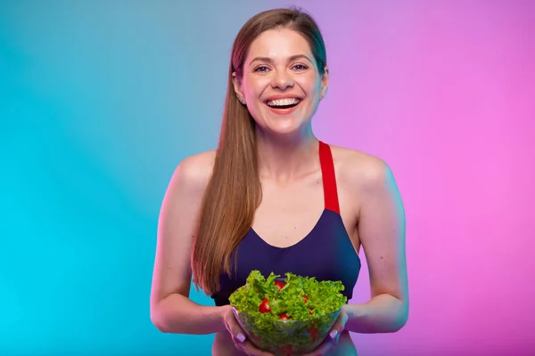 Mujer Deportiva Sonriente Ropa Deportiva Sosteniendo Ensalada Verde Tazón Vidrio — Foto de Stock