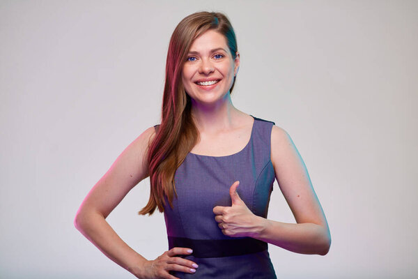 Счастливая деловая женщина изолированный портрет с большим пальцем вверх.