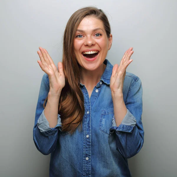 Verbazingwekkende Emotionele Vrouw Geïsoleerd Portret Grijze Muur Achtergrond Verberg Glimlach — Stockfoto