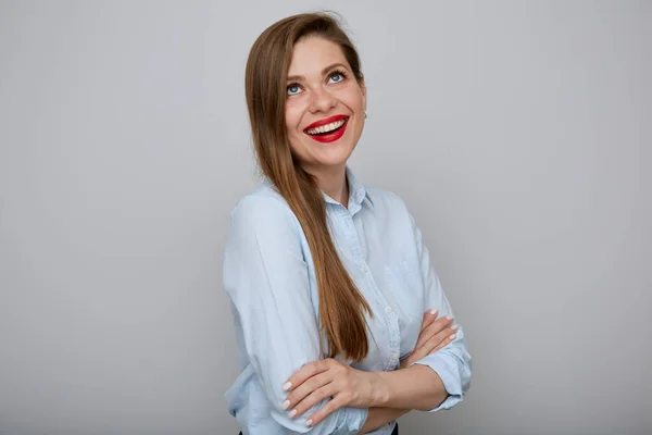 Mulher Sorridente Camisa Azul Com Braços Cruzados Olhando Para Cima — Fotografia de Stock