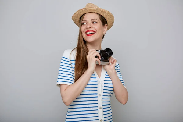 笑顔の女性の孤立肖像旅行 女の子でホワイトドレスと夏の帽子保持写真カメラとバック上の肩 — ストック写真