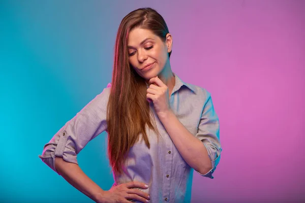 Uzun Saçlı Eli Kalçasında Aşağıya Bakan Neon Işıklı Bir Kadın — Stok fotoğraf