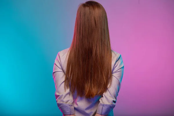 Žena Dlouhými Vlasy Vzadu Portrét Neonovými Světly Barvy Efekt Dívka — Stock fotografie