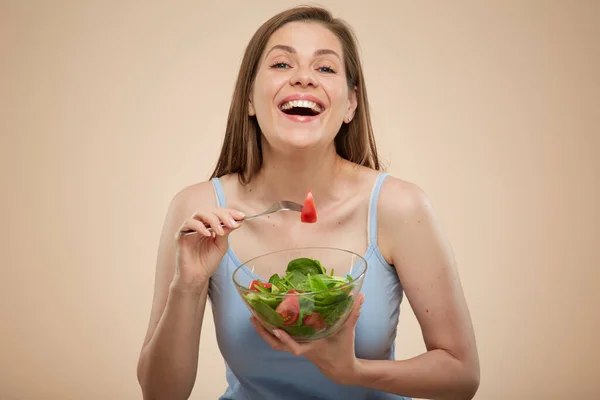 幸せな女性食事サラダともにフォーク孤立した女性のポートレート — ストック写真