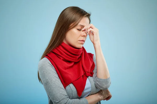 Zieke Vrouw Met Rode Sjaal Met Hoofdpijn Een Virusziekte Geïsoleerd — Stockfoto