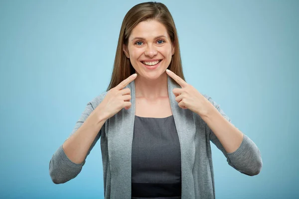 Lächelnde Frau Zeigt Mit Dem Finger Auf Ihre Zähne Isoliertes — Stockfoto