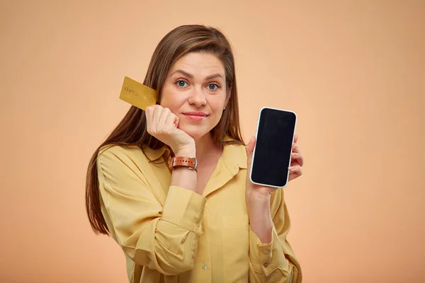 Leende Visar Svart Skärm Smartphone Gul Bakgrund Ung Dam Med — Stockfoto