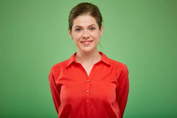 笑顔若いです女性で赤シャツ孤立した肖像画上の緑のスタジオの背景 — ストック写真