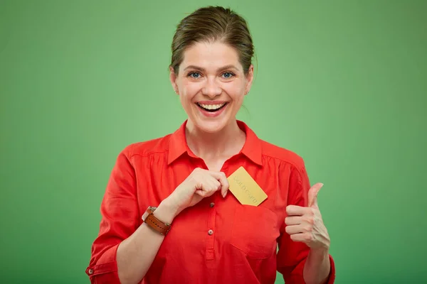 Sorrindo Mulher Segurando Ouro Cartão Crédito Mostrando Polegar Para Cima — Fotografia de Stock