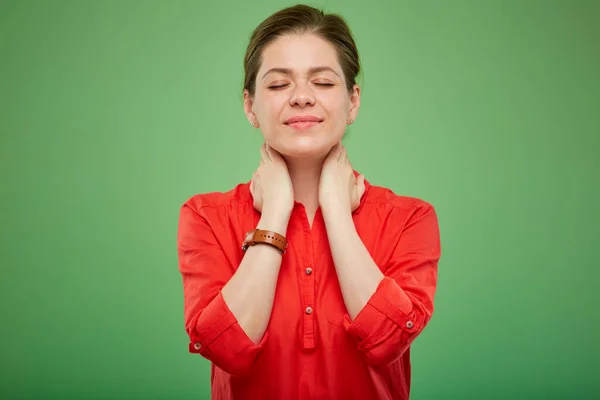 頭痛のある女性は目を閉じて赤いシャツ緑の背景に孤立した女性の肖像画 — ストック写真
