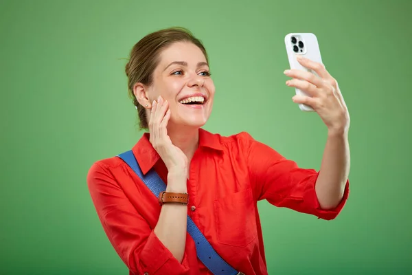 Jeune Femme Utilisant Smartphone Portrait Féminin Isolé Sur Vert — Photo