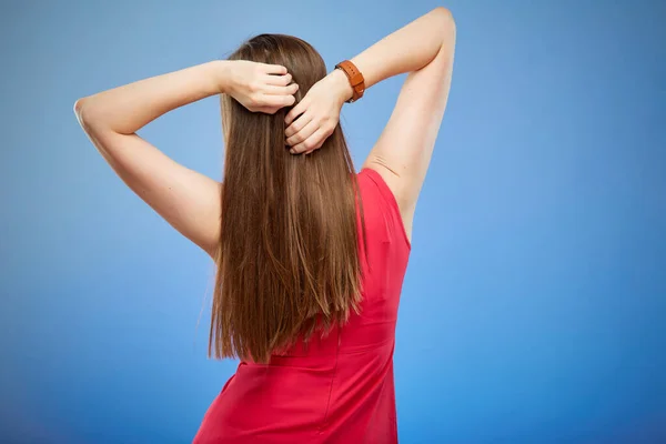 Mujer Vestido Rojo Con Pelo Largo Pie Hacia Atrás Con — Foto de Stock