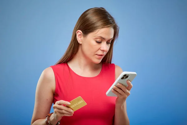 Çevrimiçi Ödeme Için Akıllı Telefon Kredi Kartı Kullanan Kırmızı Elbiseli — Stok fotoğraf
