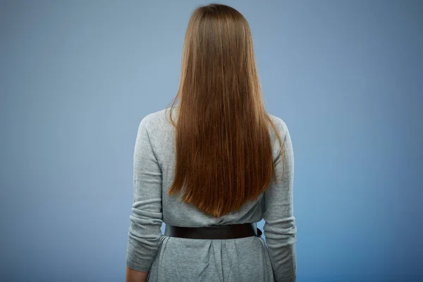 長い髪の女性が立っている 青の孤立した肖像画 — ストック写真