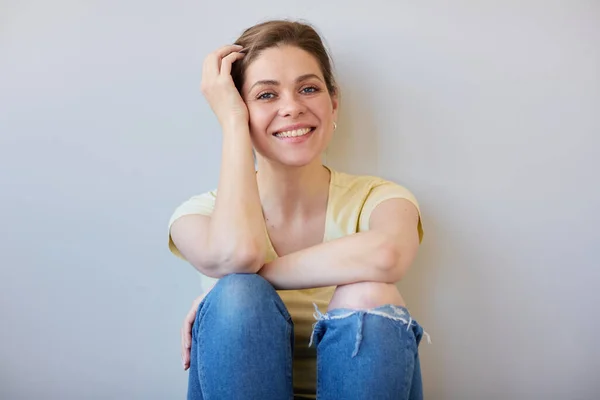 Mujer Sonriente Sienta Con Espalda Pared Vestida Con Ropa Casual —  Fotos de Stock