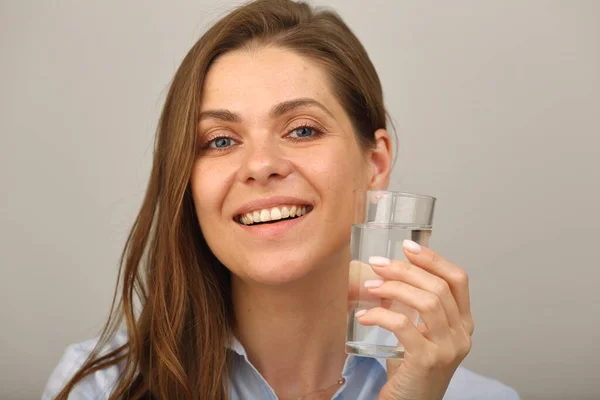 Cara Mujer Con Vaso Agua Cerca Retrato Aislado — Foto de Stock