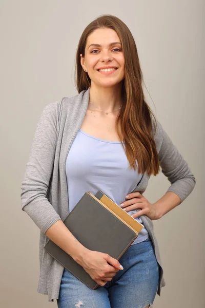 Usmívající Student Nebo Šťastná Učitelka Žena Drží Knihu Izolovaný Portrét — Stock fotografie