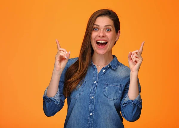 Mujer Feliz Señalando Dos Dedos Hacia Arriba Retrato Aislado Sobre — Foto de Stock