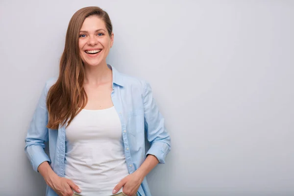 Mujer Sonriente Con Las Manos Los Bolsillos Retrato Aislado — Foto de Stock