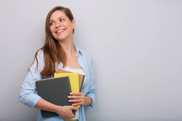 Lachende Vrouw Leraar Student Kijken Terug Schouder Holding Boek Werkboek — Stockfoto