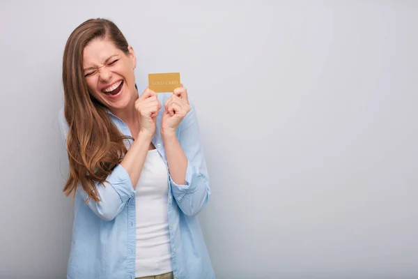 Tarjeta Crédito Mano Feliz Mujer Riendo Con Los Ojos Cerrados —  Fotos de Stock