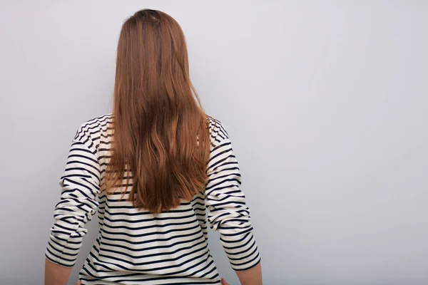 Kobieta Powrotem Długimi Włosami Paski Koszula Odizolowany Portret Kobiety — Zdjęcie stockowe