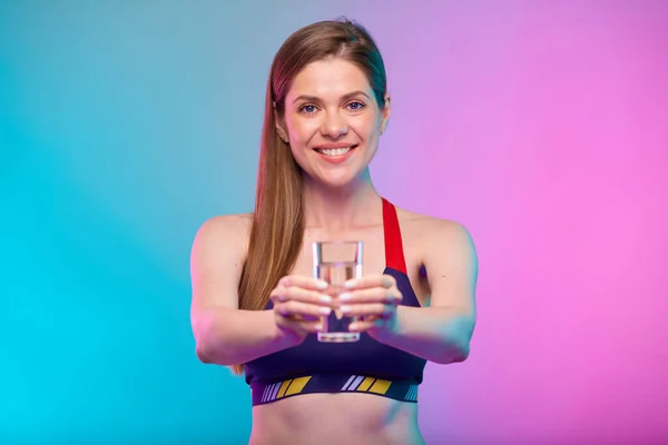 Glimlachende Vrouw Sportkleding Houdt Waterglas Met Twee Handen Voor Haar — Stockfoto