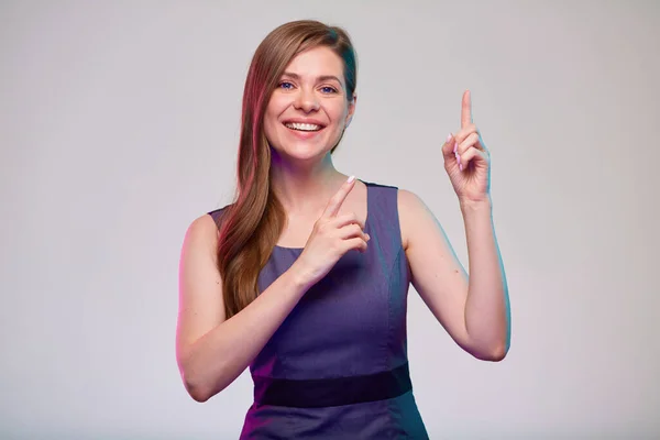 Mujer Negocios Sonriente Feliz Señalando Con Los Dedos Hacia Arriba — Foto de Stock