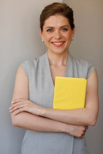 Glimlachende Vrouw Leraar Jurk Holding Boek — Stockfoto